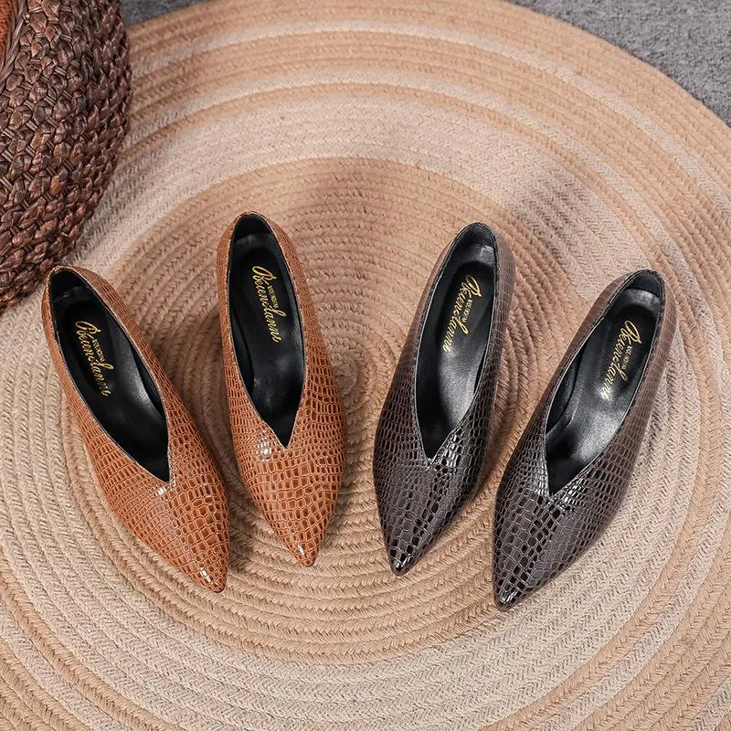Women's Retro Shallow Mouth Pointed Toe Block Heels 88605076S